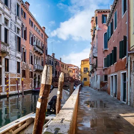 Romantic House البندقية